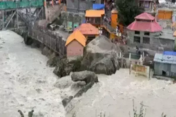 खतरे के निशान से ऊपर बह रही अलकनंदा नदी, तप्तकुंड को भी कराया गया खाली