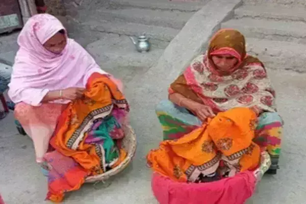 बिहार: किशनगंज जिले में ‘खेता’ कला को आगे बढ़ाकर आत्मनिर्भर हो रही शेरशाहबादी महिलाएं बिहार: किशनगंज जिले में ‘खेता’ कला को आगे बढ़ाकर आत्मनिर्भर हो रही शेरशाहबादी महिलाएं
