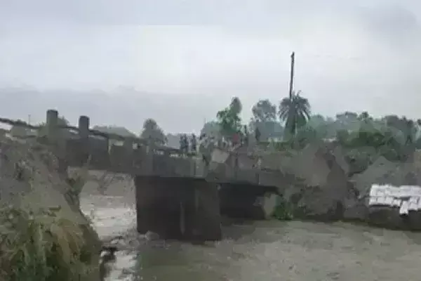 बिहार में 10 दिन के भीतर पांचवां पुल धराशायी, दो दर्जन से ज्यादा गांवों का आपस में संपर्क टूटा