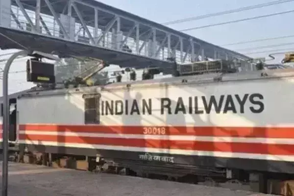 ट्रेनों की रफ्तार 130 से बढ़ाकर 160 किमी प्रतिघंटा करने का लक्ष्य, यात्रियों को होगी सुविधा ट्रेनों की रफ्तार 130 से बढ़ाकर 160 किमी प्रतिघंटा करने का लक्ष्य, यात्रियों को होगी सुविधा