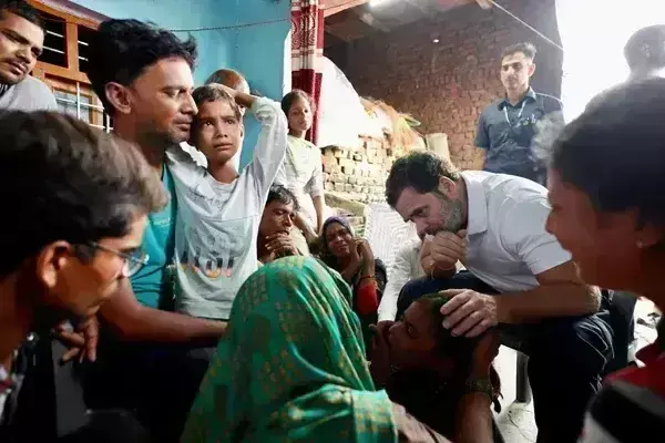 हाथरस भगदड़ के पीड़ित परिवारों से मिले Rahul Gandhi, दिया मदद का भरोसा