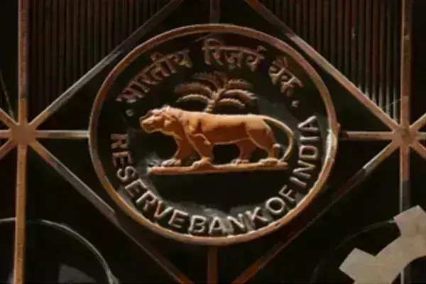 इस बैंक के खिलाफ RBI का बड़ा एक्शन, लाइसेंस किया रद्द; पैसे की जमा और निकासी पर लगाई रोक इस बैंक के खिलाफ RBI का बड़ा एक्शन, लाइसेंस किया रद्द; पैसे की जमा और निकासी पर लगाई रोक