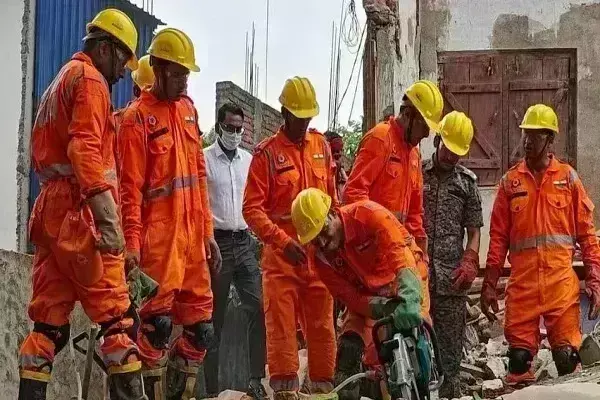 देवघर में तीन मंजिला इमारत हुई जमींदोज, मलबे में दबे कई लोग-रेस्कयू जारी; सूरत हादसे में अब तक 7 की मौत देवघर में तीन मंजिला इमारत हुई जमींदोज, मलबे में दबे कई लोग-रेस्कयू जारी; सूरत हादसे में अब तक 7 की मौत