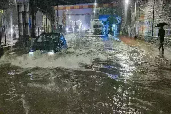 मुंबई में छह घंटे में 300 मिमी बारिश, स्कूल-कॉलेज बंद, सड़कों पर भरा पानी; ट्रेनों पर भी असर