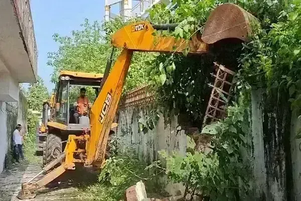 सपा नेता आजम खां के हमसफर रिसॉर्ट पर चला बुलडोजर, कब्जामुक्त कराई गई सरकारी जमीन सपा नेता आजम खां के हमसफर रिसॉर्ट पर चला बुलडोजर, कब्जामुक्त कराई गई सरकारी जमीन