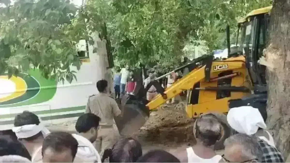 कटरा बिल्हौर हाईवे पर अनियंत्रित निजी बस घर में घुसी,तीन महिलाओं समेत चार की मौत,6 घायल कटरा बिल्हौर हाईवे पर अनियंत्रित निजी बस घर में घुसी,तीन महिलाओं समेत चार की मौत,6 घायल