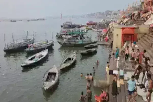 वाराणसी में बढ़ा गंगा नदी का जलस्तर, दुकानदारों की बढ़ी टेंशन वाराणसी में बढ़ा गंगा नदी का जलस्तर, दुकानदारों की बढ़ी टेंशन