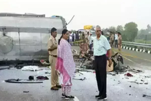 लखनऊ-आगरा एक्सप्रेस-वे पर दर्दनाक हादसाः स्लीपर बस की टैंकर से भीषण भिड़ंत, 18 लोगों की मौत लखनऊ-आगरा एक्सप्रेस-वे पर दर्दनाक हादसाः स्लीपर बस की टैंकर से भीषण भिड़ंत, 18 लोगों की मौत