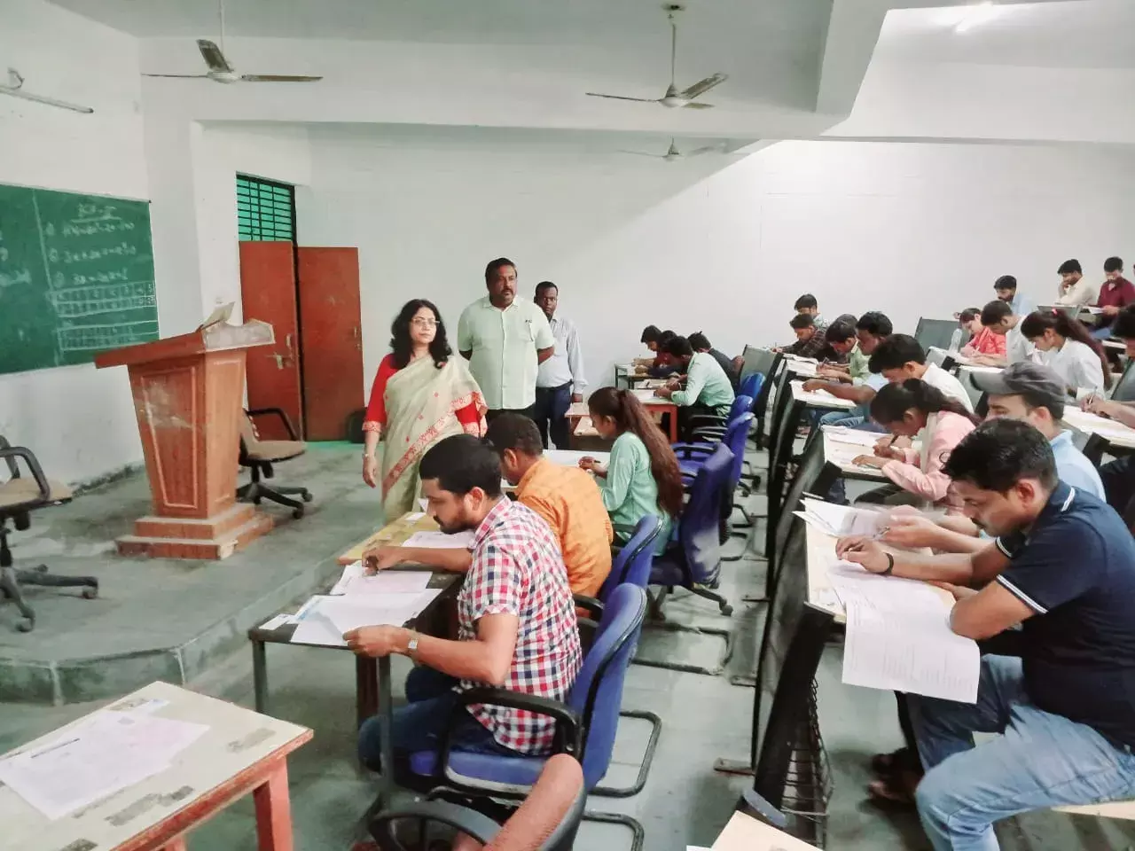 कुलपति सहित अन्य सदस्यों ने किया परीक्षा केन्द्रों का औचक निरीक्षण