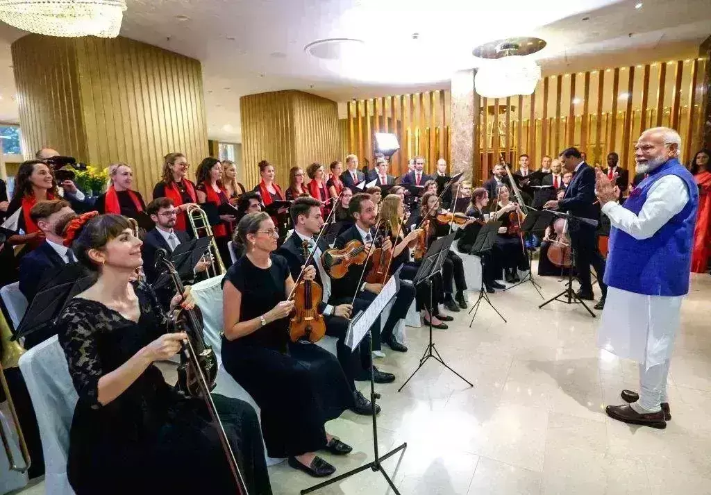 рд╡рд┐рдпрдирд╛ рдореЗрдВ рд╡рд╛рджреНрдп рдпрдВрддреНрд░реЛрдВ рдХреА рдзреБрди рдкрд░ рдЧреВрдВрдЬрд╛ рд╡рдВрджреЗрдорд╛рддрд░рдо, рдСрд╕реНрдЯреНрд░рд┐рдпрд╛ рдореЗрдВ рдкреНрд░рдзрд╛рдирдордВрддреНрд░реА рдирд░реЗрдВрджреНрд░ рдореЛрджреА рдХрд╛ рдирдП рдЕрдВрджрд╛рдЬ рдореЗрдВ рдЧреНрд░реИрдВрдб рд╡реЗрд▓рдХрдо рд╡рд┐рдпрдирд╛ рдореЗрдВ рд╡рд╛рджреНрдп рдпрдВрддреНрд░реЛрдВ рдХреА рдзреБрди рдкрд░ рдЧреВрдВрдЬрд╛ рд╡рдВрджреЗрдорд╛рддрд░рдо, рдСрд╕реНрдЯреНрд░рд┐рдпрд╛ рдореЗрдВ рдкреНрд░рдзрд╛рдирдордВрддреНрд░реА рдирд░реЗрдВрджреНрд░ рдореЛрджреА рдХрд╛ рдирдП рдЕрдВрджрд╛рдЬ рдореЗрдВ рдЧреНрд░реИрдВрдб рд╡реЗрд▓рдХрдо