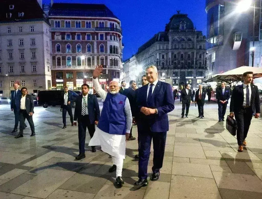 40 рд╡рд░реНрд╖ рдмрд╛рдж рдЬрдм рд╡рд┐рдпрдирд╛ рдореЗрдВ рдорд┐рд▓реЗ 75 рд╕рд╛рд▓ рдХреЗ 2 рджреЛрд╕реНрдд, рдкреАрдПрдо рдореЛрджреА рдиреЗ рдСрд╕реНрдЯреНрд░рд┐рдпрд╛ рдореЗрдВ рдХрд░ рджрд┐рдпрд╛ рдмрдбрд╝рд╛ рдРрд▓рд╛рди 40 рд╡рд░реНрд╖ рдмрд╛рдж рдЬрдм рд╡рд┐рдпрдирд╛ рдореЗрдВ рдорд┐рд▓реЗ 75 рд╕рд╛рд▓ рдХреЗ 2 рджреЛрд╕реНрдд, рдкреАрдПрдо рдореЛрджреА рдиреЗ рдСрд╕реНрдЯреНрд░рд┐рдпрд╛ рдореЗрдВ рдХрд░ рджрд┐рдпрд╛ рдмрдбрд╝рд╛ рдРрд▓рд╛рди