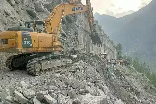 चारधाम यात्रा : बदरीनाथ हाईवे तीन दिन से बंद; 3 हजार से अधिक यात्री फंसे; वाहनों में गुजारी रात चारधाम यात्रा : बदरीनाथ हाईवे तीन दिन से बंद; 3 हजार से अधिक यात्री फंसे; वाहनों में गुजारी रात