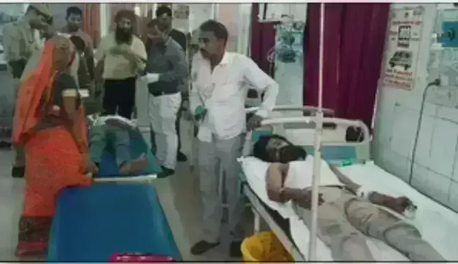 हाथरस में सड़क हादसा: बस ने खड़े कंटेनर को मारी टक्कर, 2 की मौत हाथरस में सड़क हादसा: बस ने खड़े कंटेनर को मारी टक्कर, 2 की मौत