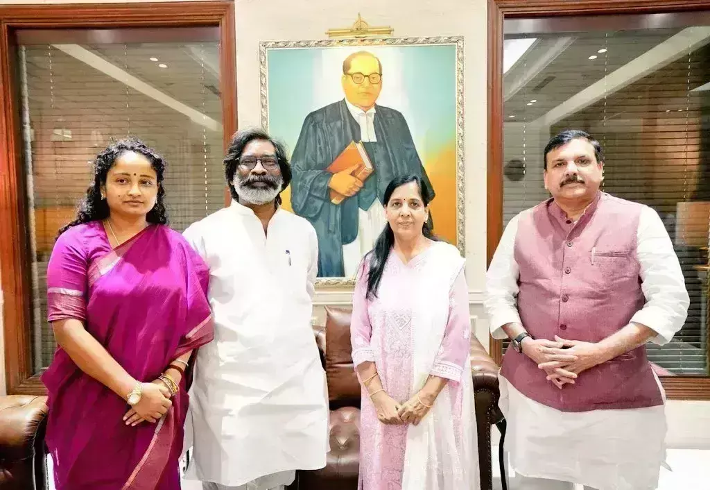 झारखंड सीएम हेमंत सोरेन ने पत्नी कल्पना सोरेन के साथ की सुनीता केजरीवाल से मुलाकात झारखंड सीएम हेमंत सोरेन ने पत्नी कल्पना सोरेन के साथ की सुनीता केजरीवाल से मुलाकात