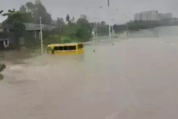 महाराष्ट्र: ठाणे में भारी बारिश ने बढ़ाई लोगों की मुश्किल, उफान पर कामवारी नदी; स्कूल बस डूबी महाराष्ट्र: ठाणे में भारी बारिश ने बढ़ाई लोगों की मुश्किल, उफान पर कामवारी नदी; स्कूल बस डूबी