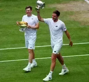 विंबलडन पुरुष युगल खिताब जीतकर भावुक हुए हेलियोवारा, पैटन के लिए भी ये जीत यादगार विंबलडन पुरुष युगल खिताब जीतकर भावुक हुए हेलियोवारा, पैटन के लिए भी ये जीत यादगार