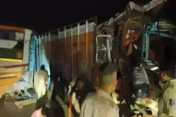 ट्रक और बस के बीच जोरदार टक्कर, 5 लोगों की मौके पर दर्दनाक मौत; 8 गंभीर रूप से घायल ट्रक और बस के बीच जोरदार टक्कर, 5 लोगों की मौके पर दर्दनाक मौत; 8 गंभीर रूप से घायल