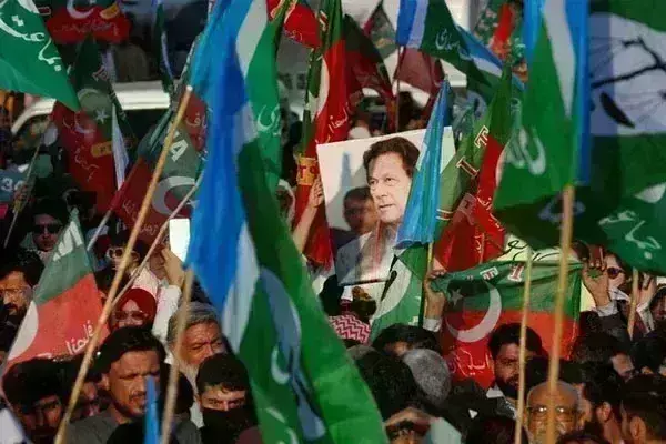 рдкрд╛рдХрд┐рд╕реНрддрд╛рди рдореЗрдВ рдЗрдорд░рд╛рди рдЦрд╛рди рдХреЗ рдЖрдП рдмреБрд░реЗ рджрд┐рди, рд╕рдЬрд╛-рдП рдореМрдд ! рдХрд╛ рдордВрдбрд░рд╛рдпрд╛ рдЦрддрд░рд╛... рдкрд╛рдХрд┐рд╕реНрддрд╛рди рдореЗрдВ рдЗрдорд░рд╛рди рдЦрд╛рди рдХреЗ рдЖрдП рдмреБрд░реЗ рджрд┐рди, рд╕рдЬрд╛-рдП рдореМрдд ! рдХрд╛ рдордВрдбрд░рд╛рдпрд╛ рдЦрддрд░рд╛...