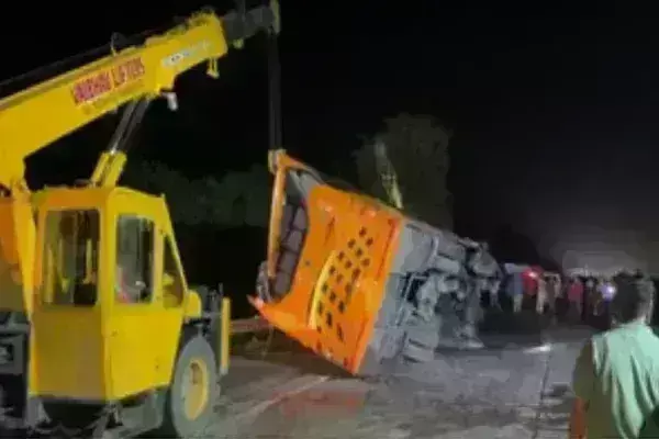 नवी मुंबई में एक्सप्रेस-वे पर बस दुर्घटनाग्रस्त, पांच की मौत, 49 घायल नवी मुंबई में एक्सप्रेस-वे पर बस दुर्घटनाग्रस्त, पांच की मौत, 49 घायल