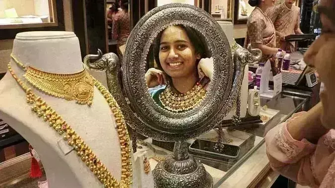 рд╡реИрд╢реНрд╡рд┐рдХ рдордЬрдмреВрддреА рдХреЗ рдмреАрдЪ рд╕реЛрдирд╛ 550 рд░реБрдкрдпреЗ рдЪрдордХрд╛, рдЪрд╛рдВрджреА 400 рд░реБрдкрдпреЗ рдордЬрдмреВрдд рд╣реБрдИ рд╡реИрд╢реНрд╡рд┐рдХ рдордЬрдмреВрддреА рдХреЗ рдмреАрдЪ рд╕реЛрдирд╛ 550 рд░реБрдкрдпреЗ рдЪрдордХрд╛, рдЪрд╛рдВрджреА 400 рд░реБрдкрдпреЗ рдордЬрдмреВрдд рд╣реБрдИ