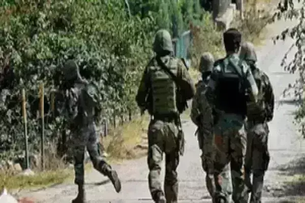 जम्मू कश्मीर: स्कूल में बने अस्थायी सुरक्षा शिविर पर आतंकियों ने की फायरिंग, दो जवान घायल