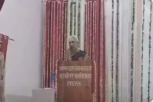 हाथरस हादसे पर राज्यपाल आनंदीबेन ने कहा -अंधश्रद्धा बढ़ाना एक गुनाह है,इसके लिए सज़ा होनी चाहिए