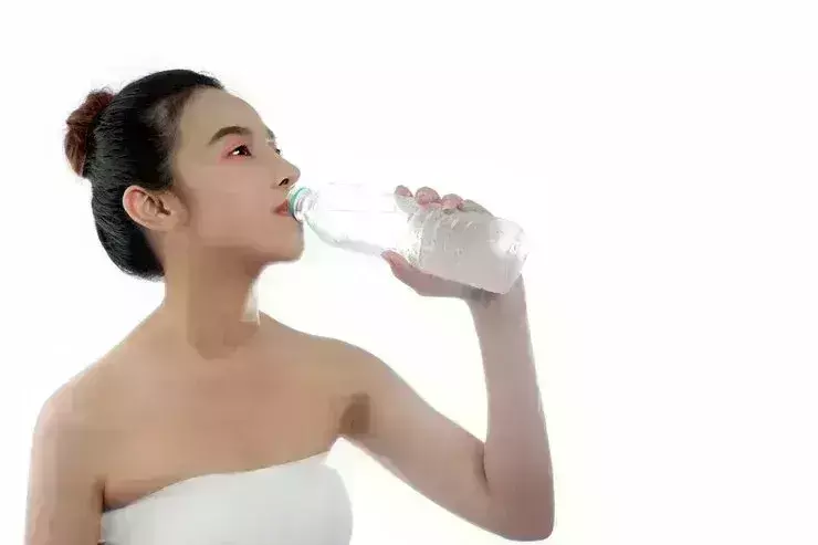 प्लास्टिक की बोतल में लगातार पानी पी रहे हैं आप? हो सकती है ये जानलेवा बीमारी प्लास्टिक की बोतल में लगातार पानी पी रहे हैं आप? हो सकती है ये जानलेवा बीमारी