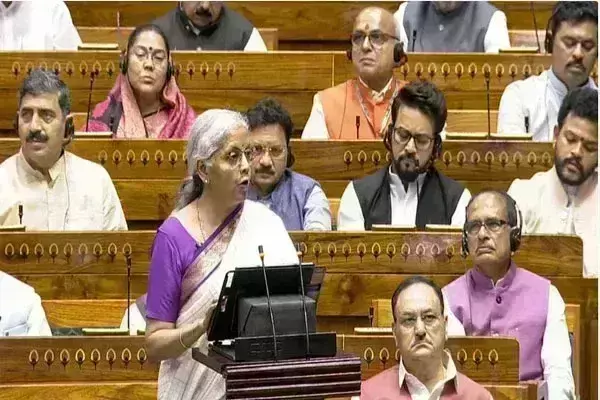 बजट में आम आदमी को बड़ी राहत, इनकम टैक्स में हुई कटौती,3 लाख तक की इनकम पर कोई टैक्स नहीं