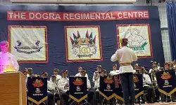 डोगरा रेजिमेंट के जवानों ने अवध विवि में किया बैंड शो का आयोजन