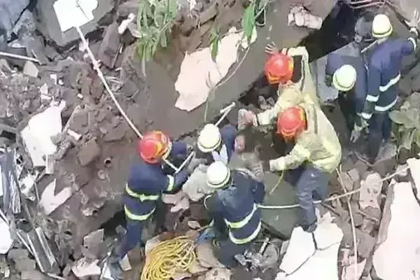 नवी मुंबई में बड़ा हादसाः तीन मंजिला इमारत ढही, मलबे में कई लोगों के दबे होने की आशंका नवी मुंबई में बड़ा हादसाः तीन मंजिला इमारत ढही, मलबे में कई लोगों के दबे होने की आशंका