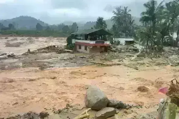 केरल के वायनाड में भूस्खलन से मची तबाही, 19 की मौत; मलबे में दबे सैकड़ों लोग