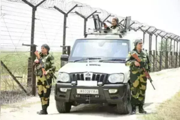 जम्मू-कश्मीर के सांबा में सुरक्षाबलों ने पाकिस्तानी घुसपैठिये को मार गिराया जम्मू-कश्मीर के सांबा में सुरक्षाबलों ने पाकिस्तानी घुसपैठिये को मार गिराया