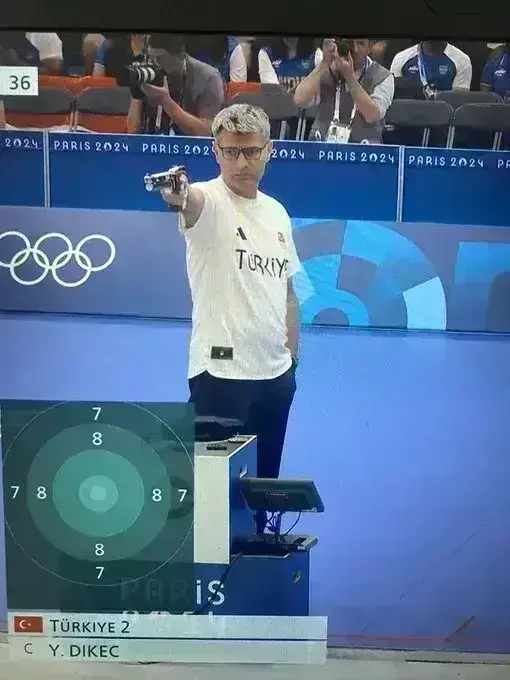 एक हाथ पॉकेट में दूसरा निशाने पर, 51 साल के यूसुफ डेरिक ने शूटिंग में जीता मेडल एक हाथ पॉकेट में दूसरा निशाने पर, 51 साल के यूसुफ डेरिक ने शूटिंग में जीता मेडल