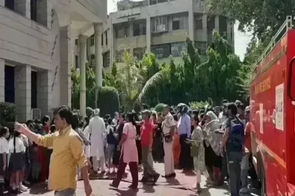 рджрд┐рд▓реНрд▓реА рдореЗрдВ рдлрд┐рд░ рдорд┐рд▓реА рд╕реНрдХреВрд▓ рдХреЛ рдмрдо рд╕реЗ рдЙрдбрд╝рд╛рдиреЗ рдХреА рдзрдордХреА, рджреЗрд░ рд░рд╛рдд рдЖрдпрд╛ рдИ-рдореЗрд▓; рдкреНрд░рд╢рд╛рд╕рди рдореЗрдВ рдордЪрд╛ рд╣рдбрд╝рдХрдВрдк рджрд┐рд▓реНрд▓реА рдореЗрдВ рдлрд┐рд░ рдорд┐рд▓реА рд╕реНрдХреВрд▓ рдХреЛ рдмрдо рд╕реЗ рдЙрдбрд╝рд╛рдиреЗ рдХреА рдзрдордХреА, рджреЗрд░ рд░рд╛рдд рдЖрдпрд╛ рдИ-рдореЗрд▓; рдкреНрд░рд╢рд╛рд╕рди рдореЗрдВ рдордЪрд╛ рд╣рдбрд╝рдХрдВрдк