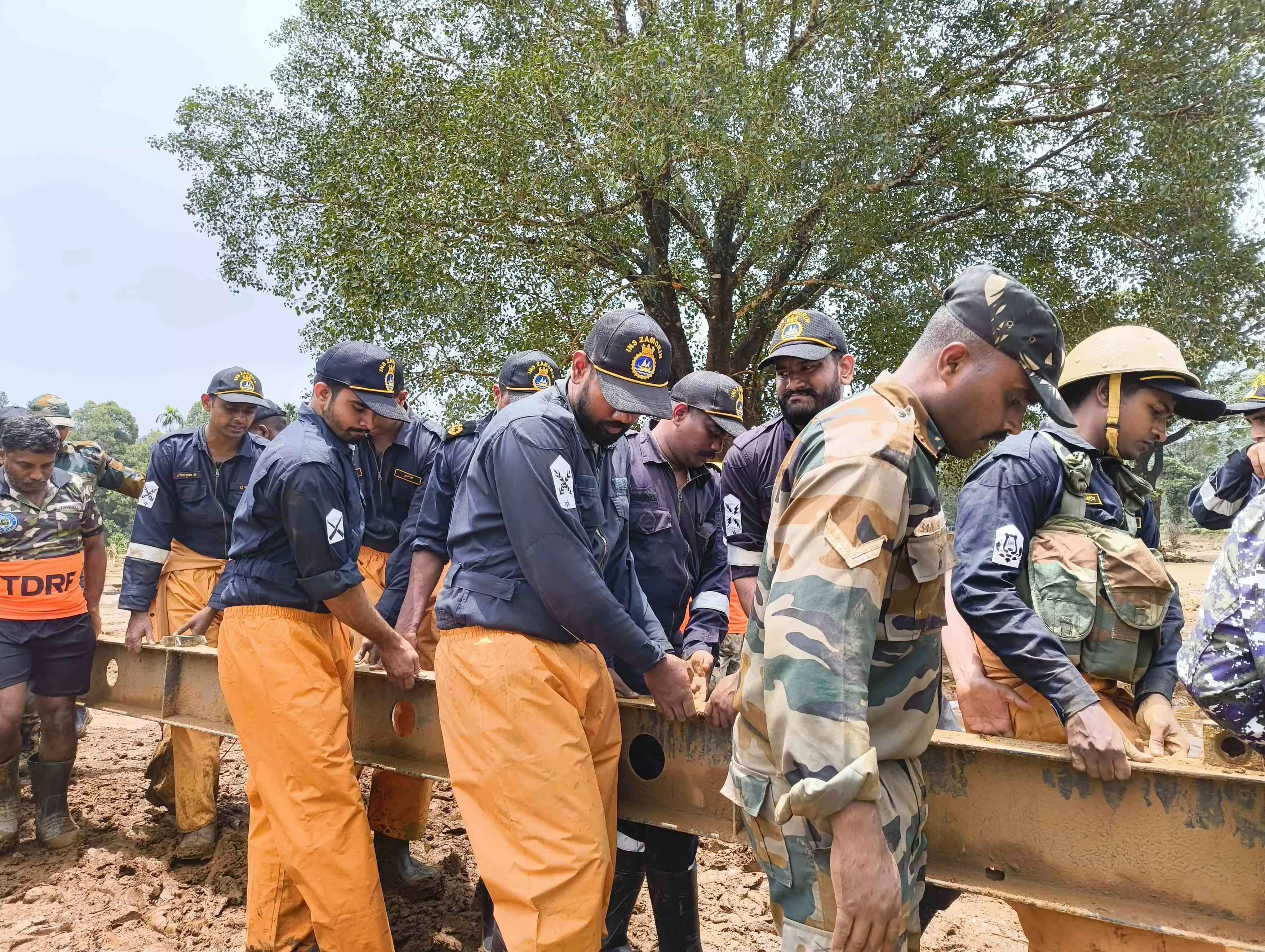 वायनाड में भारतीय नौसेना का बचाव और राहत अभियान जारी वायनाड में भारतीय नौसेना का बचाव और राहत अभियान जारी