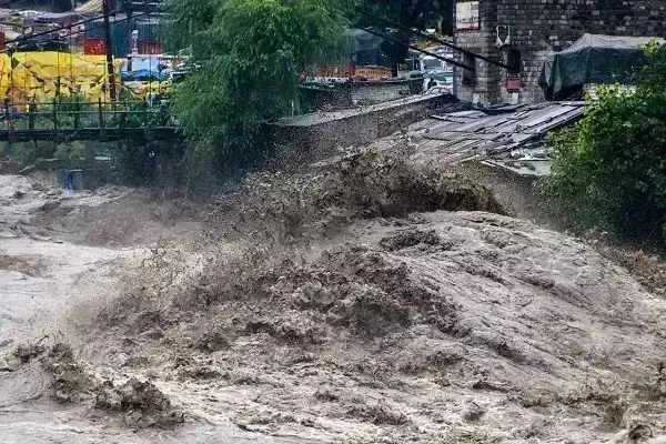 हिमाचल में प्रकृति का कहर जारी, लाहौल-स्पीति बादल फटने से मची तबाही हिमाचल में प्रकृति का कहर जारी, लाहौल-स्पीति बादल फटने से मची तबाही