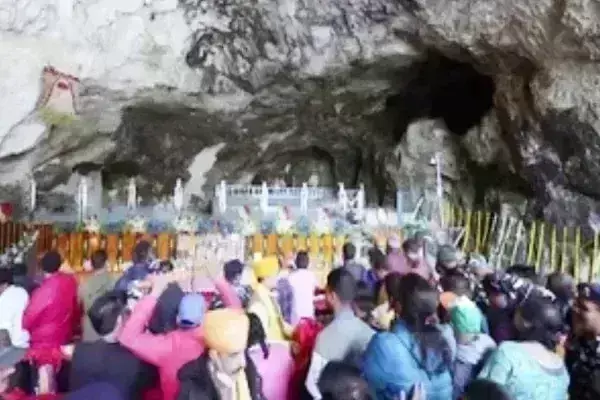 एक दिन के निलंबन के बाद अमरनाथ यात्रा फिर से शुरू