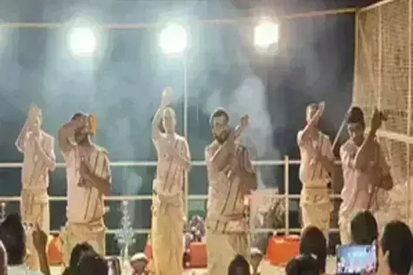 वाराणसी में बढ़ रहा गंगा नदी का जलस्तर, बदला गया आरती का स्थल