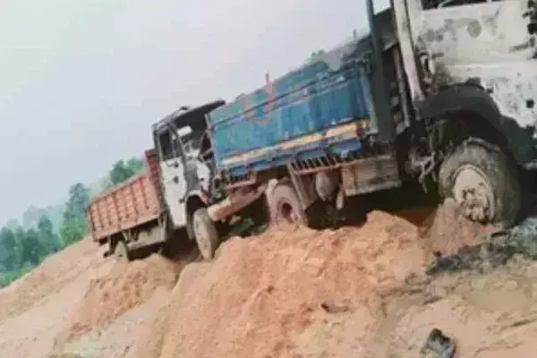 рд░рд╛рдВрдЪреА рдореЗрдВ рдмрд╛рд▓реВ рдШрд╛рдЯ рдкрд░ рдЕрдкрд░рд╛рдзрд┐рдпреЛрдВ рдиреЗ рд╣рдорд▓рд╛ рдХрд░ рдЫрд╣ рд╡рд╛рд╣рдиреЛрдВ рдореЗрдВ рд▓рдЧрд╛рдИ рдЖрдЧ рд░рд╛рдВрдЪреА рдореЗрдВ рдмрд╛рд▓реВ рдШрд╛рдЯ рдкрд░ рдЕрдкрд░рд╛рдзрд┐рдпреЛрдВ рдиреЗ рд╣рдорд▓рд╛ рдХрд░ рдЫрд╣ рд╡рд╛рд╣рдиреЛрдВ рдореЗрдВ рд▓рдЧрд╛рдИ рдЖрдЧ