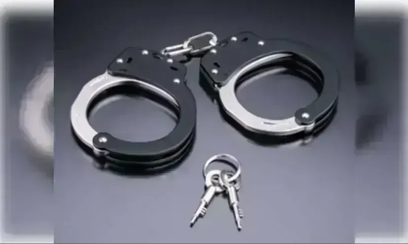 श्रीनगर में पुलिस अधिकारी बनकर घूम रहे पंजाब के दो लोग गिरफ्तार श्रीनगर में पुलिस अधिकारी बनकर घूम रहे पंजाब के दो लोग गिरफ्तार