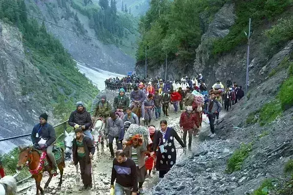 Amarnath Yatra का 12 साल का टूटा रिकॉर्ड, दर्शन करने वाले भक्तों का आंकड़ा 5 लाख के पार