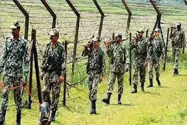 BSF ने इंटरनेशनल बॉर्डर के पास 7 बांग्लादेशियों को पकड़ा, दो भारतीय मददगार हिरासत में BSF ने इंटरनेशनल बॉर्डर के पास 7 बांग्लादेशियों को पकड़ा, दो भारतीय मददगार हिरासत में