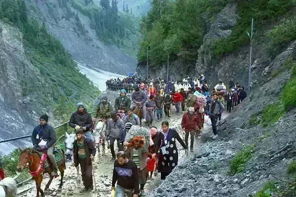 Amarnath Yatra का 12 साल का टूटा रिकॉर्ड, दर्शन करने वाले भक्तों का आंकड़ा 5 लाख के पार Amarnath Yatra का 12 साल का टूटा रिकॉर्ड, दर्शन करने वाले भक्तों का आंकड़ा 5 लाख के पार