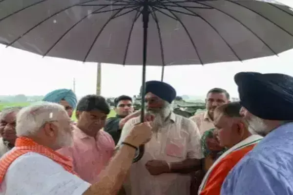 рдХреГрд╖рдХреЛрдВ рд╕реЗ рдмрд╛рдд рдХрд░ рд░рд╣реЗ рдереЗ рдкреНрд░рдзрд╛рдирдордВрддреНрд░реА, рдЕрдЪрд╛рдирдХ рд╣реБрдИ рдмрд╛рд░рд┐рд╢ рддреЛ рдЫрд╛рддрд╛ рд▓реЗрдХрд░ рдкрд╣реБрдВрдЪреЗ, рдЕрдиреНрдирджрд╛рддрд╛рдУрдВ рдХреЛ рднреАрдЧрдиреЗ рд╕реЗ рдмрдЪрд╛рдпрд╛ рдХреГрд╖рдХреЛрдВ рд╕реЗ рдмрд╛рдд рдХрд░ рд░рд╣реЗ рдереЗ рдкреНрд░рдзрд╛рдирдордВрддреНрд░реА, рдЕрдЪрд╛рдирдХ рд╣реБрдИ рдмрд╛рд░рд┐рд╢ рддреЛ рдЫрд╛рддрд╛ рд▓реЗрдХрд░ рдкрд╣реБрдВрдЪреЗ, рдЕрдиреНрдирджрд╛рддрд╛рдУрдВ рдХреЛ рднреАрдЧрдиреЗ рд╕реЗ рдмрдЪрд╛рдпрд╛