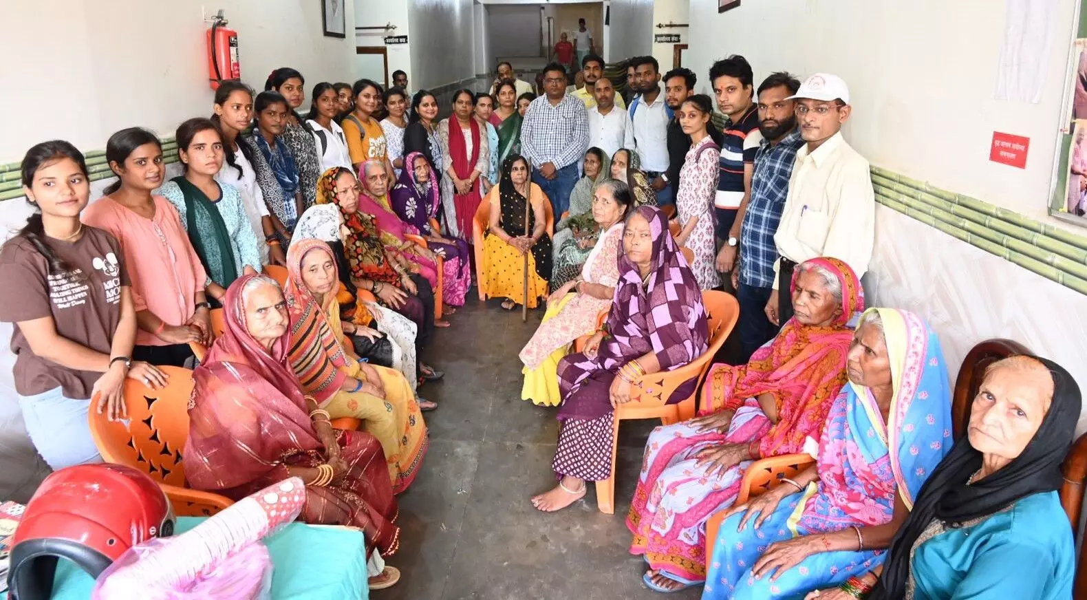 अनुभूति एक प्रयास के तहत अवध विवि ने वृद्धाश्रम में लगाया कैंप