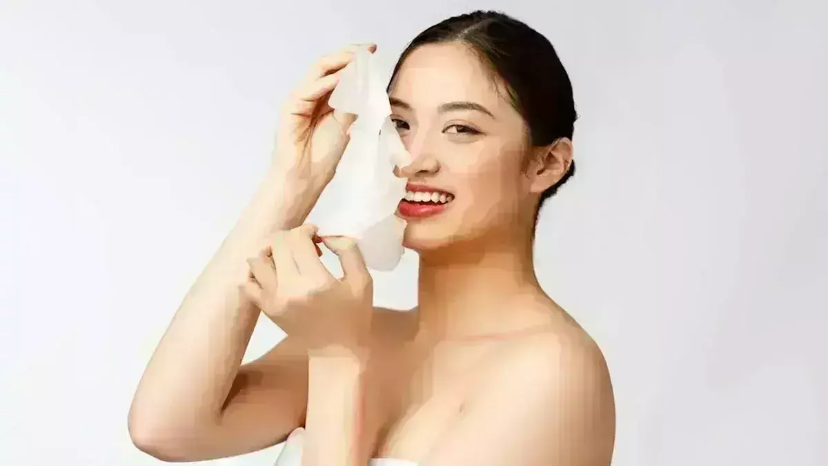 खूबसूरत चेहरा पाने के लिए आप भी ट्राई करें फेस शीट मास्क, जाने इसके फायदे खूबसूरत चेहरा पाने के लिए आप भी ट्राई करें फेस शीट मास्क, जाने इसके फायदे