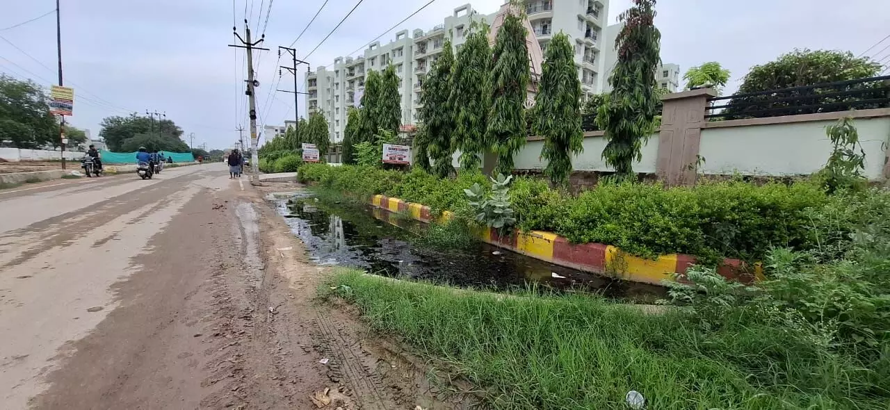 नगर निगम और पीडब्ल्यू डी की लड़ाई मे फंसा विकास , अंबेडकर विश्वविद्यालय से शहीद नगर का रास्ता बना नर्क