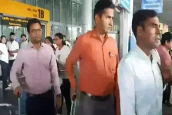 ट्रेनी डॉक्टर मर्डर केस की जांच के लिए कोलकाता पहुंची सीबीआई की टीम, मेडिकल कॉलेज का करेगी दौरा ट्रेनी डॉक्टर मर्डर केस की जांच के लिए कोलकाता पहुंची सीबीआई की टीम, मेडिकल कॉलेज का करेगी दौरा