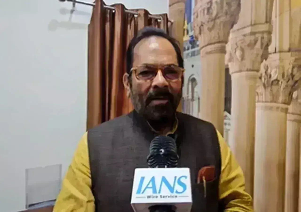 अपराधियों को बचाने के लिए है ममता बनर्जी का धरना प्रदर्शन: नकवी अपराधियों को बचाने के लिए है ममता बनर्जी का धरना प्रदर्शन: नकवी