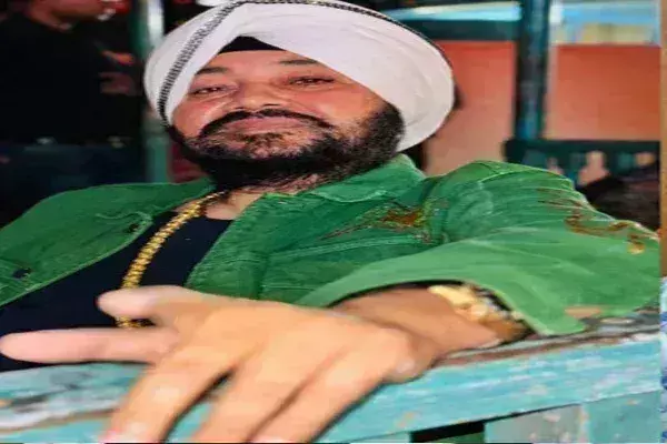 11 साल की उम्र में छोड़ा घर, जेल की फर्श पर सोना पड़ा तब मेहंदी बने दलेर 11 साल की उम्र में छोड़ा घर, जेल की फर्श पर सोना पड़ा तब मेहंदी बने दलेर